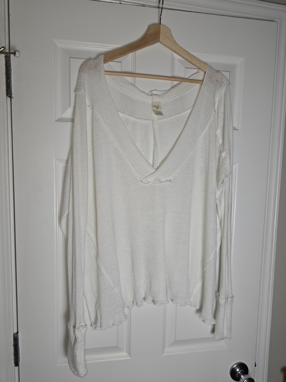 We The Free Lightweight White V-Neck Women's Top Size Medium
